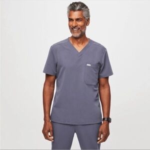 Figs Leon Scrub top in Spacy Navy size Medium PO: 2701